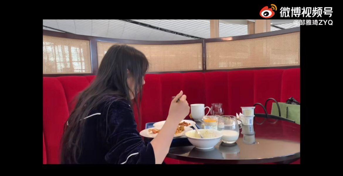 內地大學生用208元人民幣扮名媛。