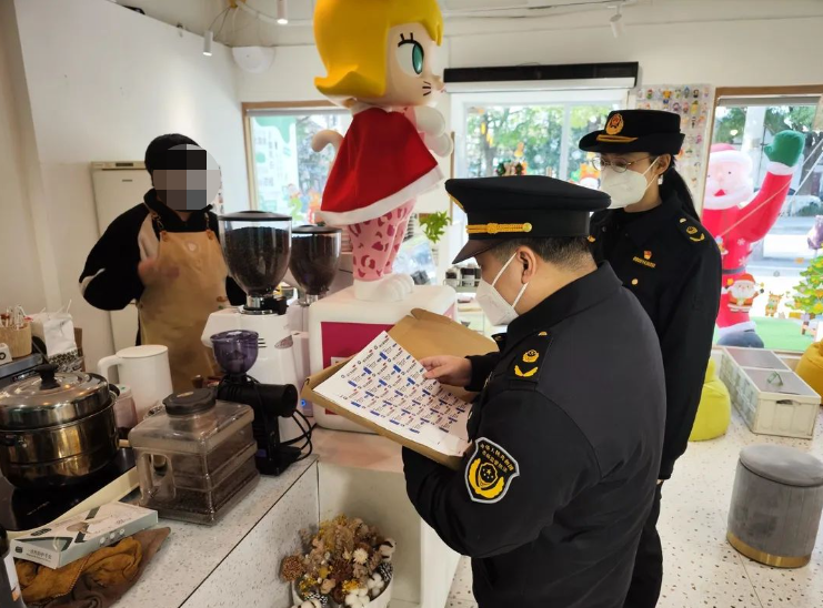 市監局人員要求涉事咖啡店銷毀「蓮花清溫咖啡」標籤。(互聯網)