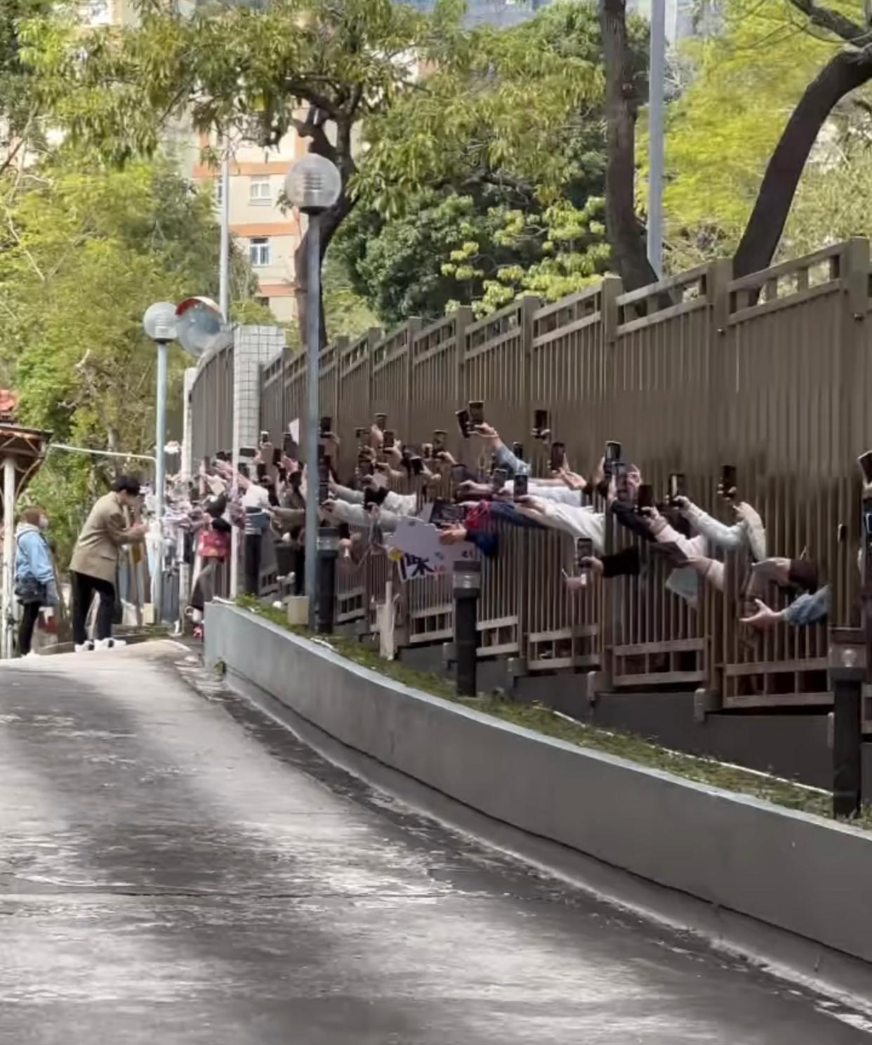 Ian離開時為守候已久的hellosss大派簽名。