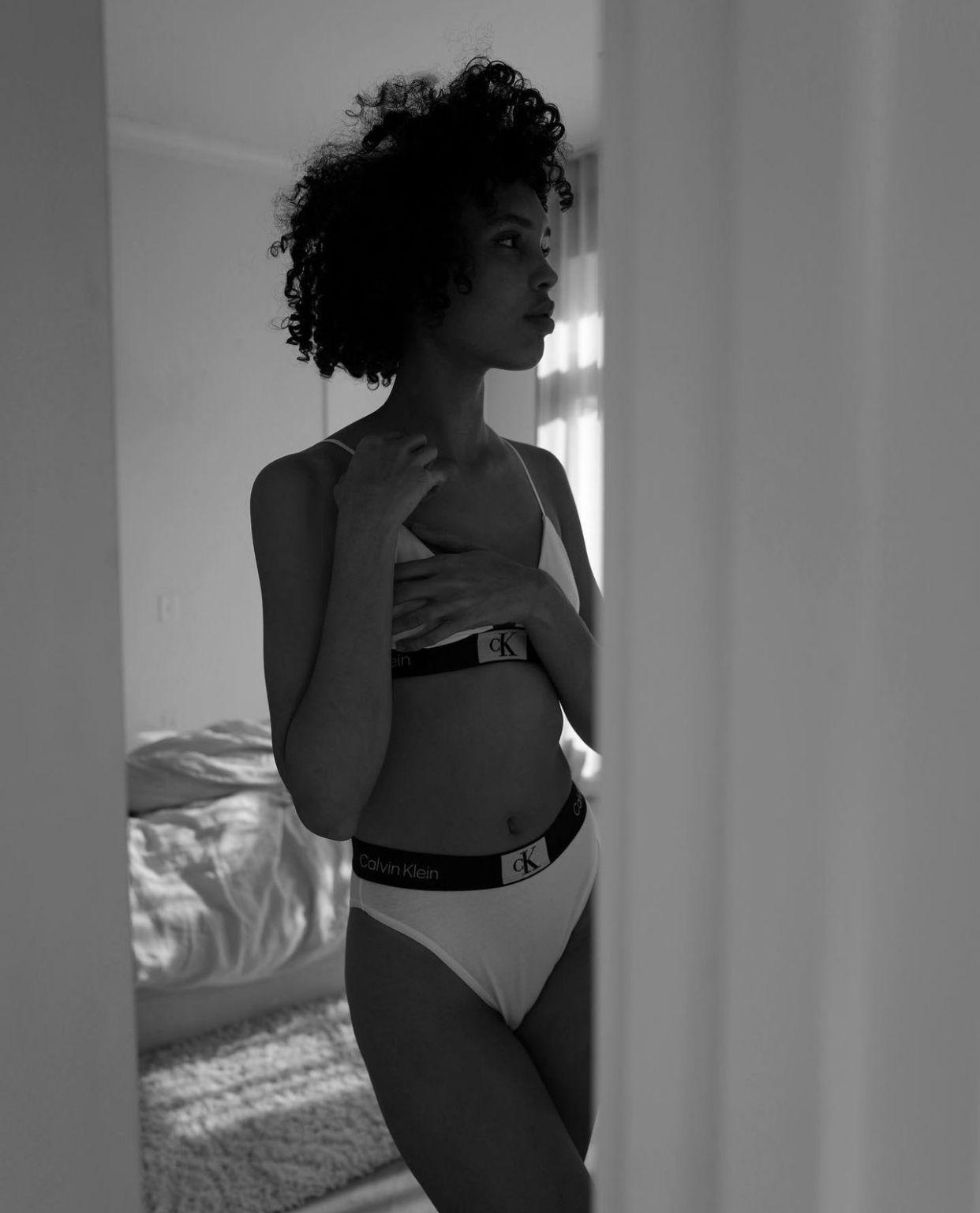 Nara Pellman亦為廣告性感登場。