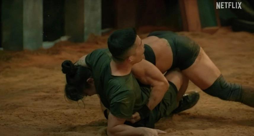 《體能之巔:百人大挑戰》的男女參賽者展開激烈廝殺,被外界形容為「肌肉版魷魚遊戲」。