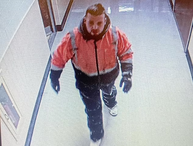 當日闖入學校並收容多人的Jay,事後被警方發截圖尋人表揚。(互聯網)