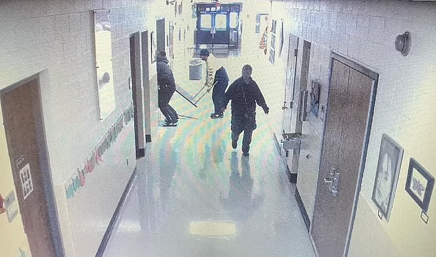 學校內閉路電視拍下眾人避難情況。(互聯網)