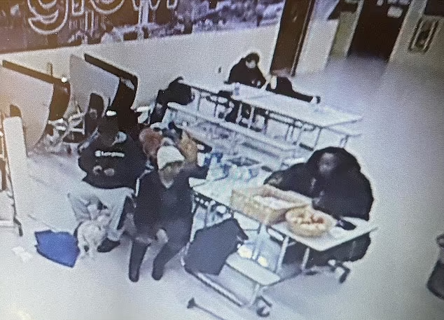 學校內閉路電視拍下眾人避難情況。(互聯網)