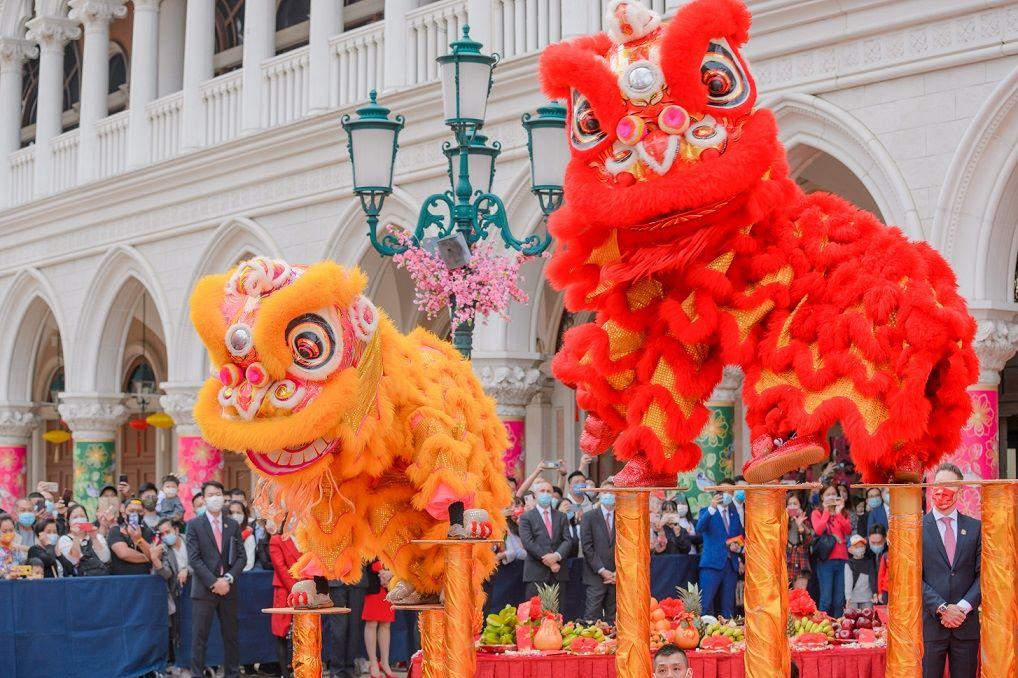 在年初二(1月23日),澳門威尼斯戶外人工湖泊﹑澳門倫敦人正門﹑澳門巴黎人正門及澳門金沙正門會舉行傳統拜神祈福儀式及舞龍醒獅點睛表演