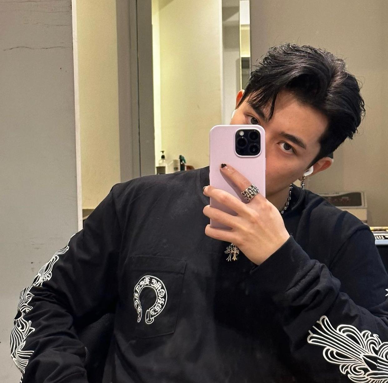 Tyson Yoshi今日上載多張自拍照,透露已把頭髮染回黑色。