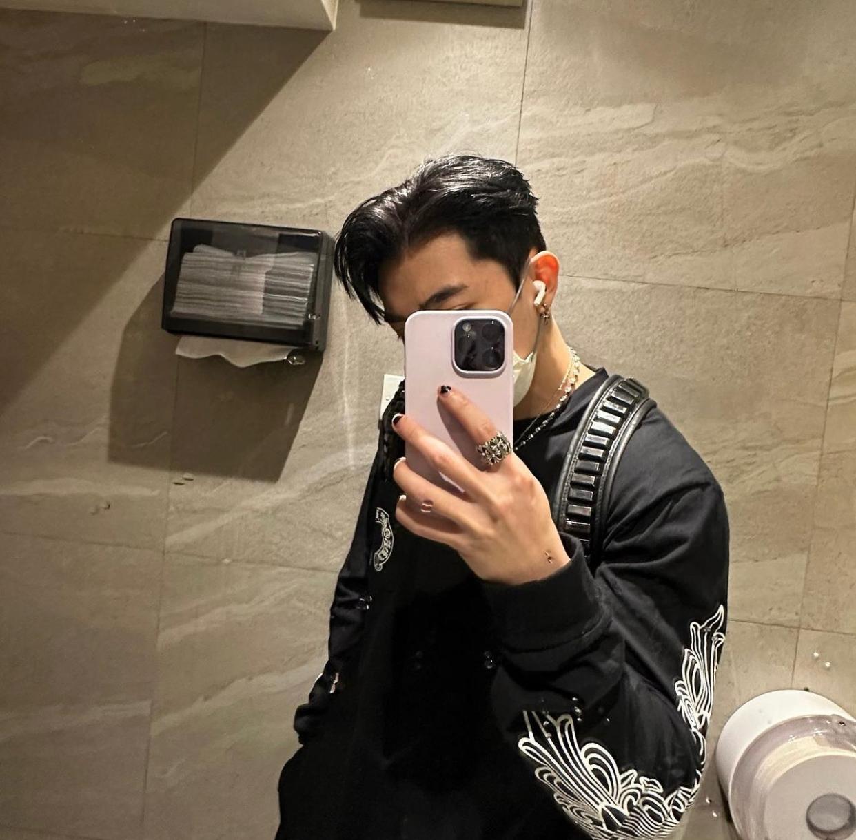 Tyson Yoshi今日上載多張自拍照,透露已把頭髮染回黑色。