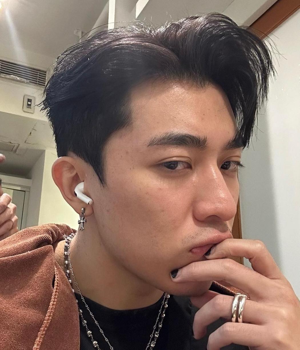 Tyson Yoshi今日上載多張自拍照,透露已把頭髮染回黑色。