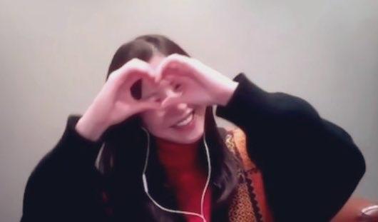 吉高由里子擺出心心手勢。