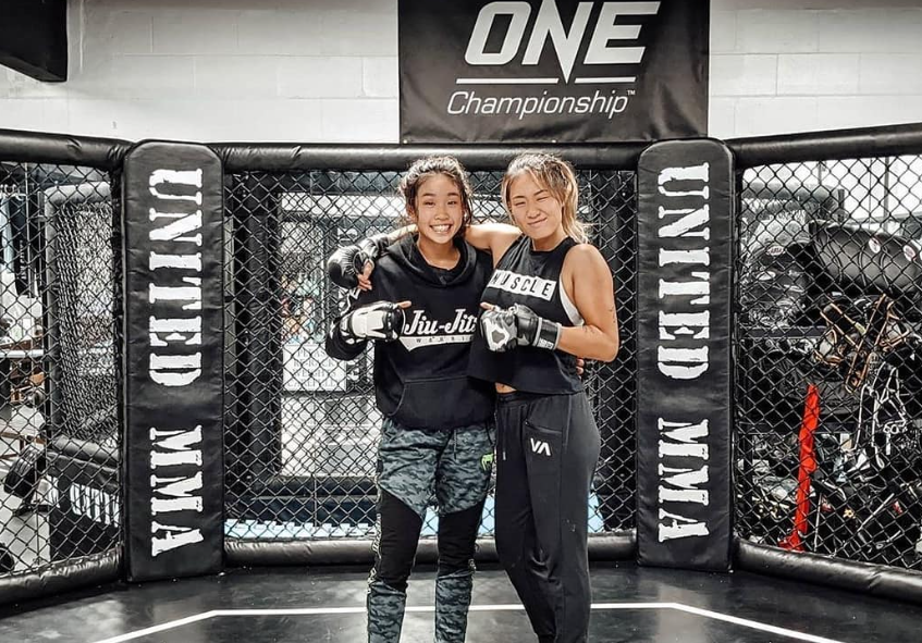 Victoria(左)與同為格鬥選手的姊姊Angela。(互聯網)