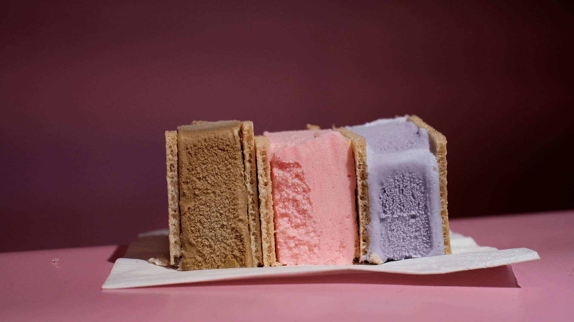 奶茶、荔枝玫瑰、香芋(左至右)雪糕三文治