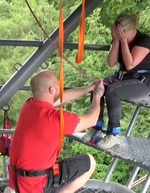 男友拿出戒指求婚,開心到喊!(互聯網)