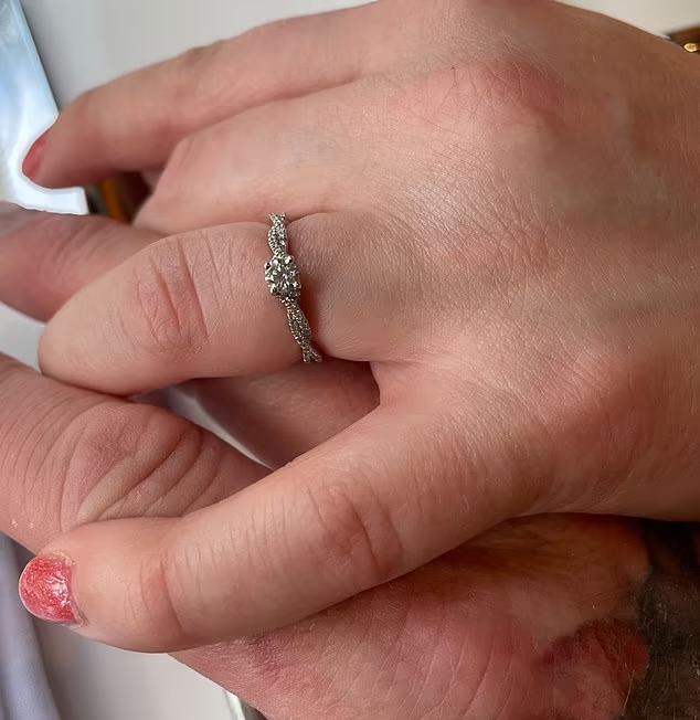 Marc不忍心女友又驚又難過,連忙拿出真戒指給她戴上。(互聯網)