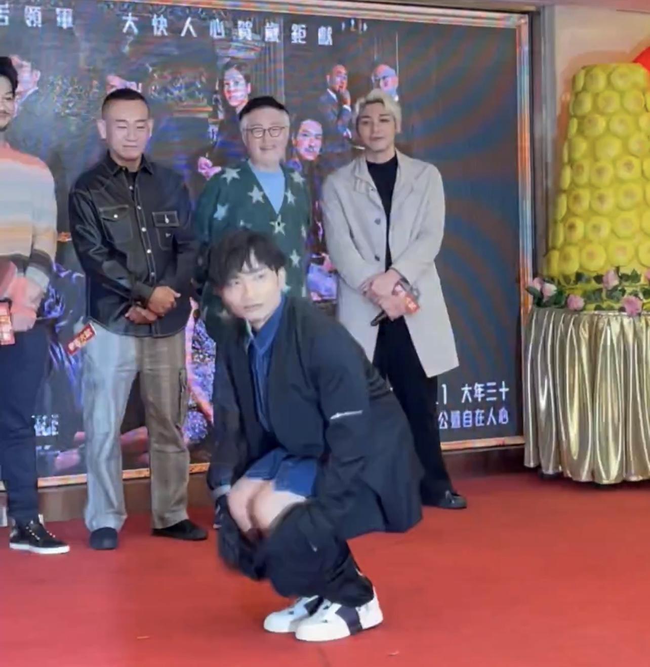 何啟華一邊跳popping一邊除褲「找數」。