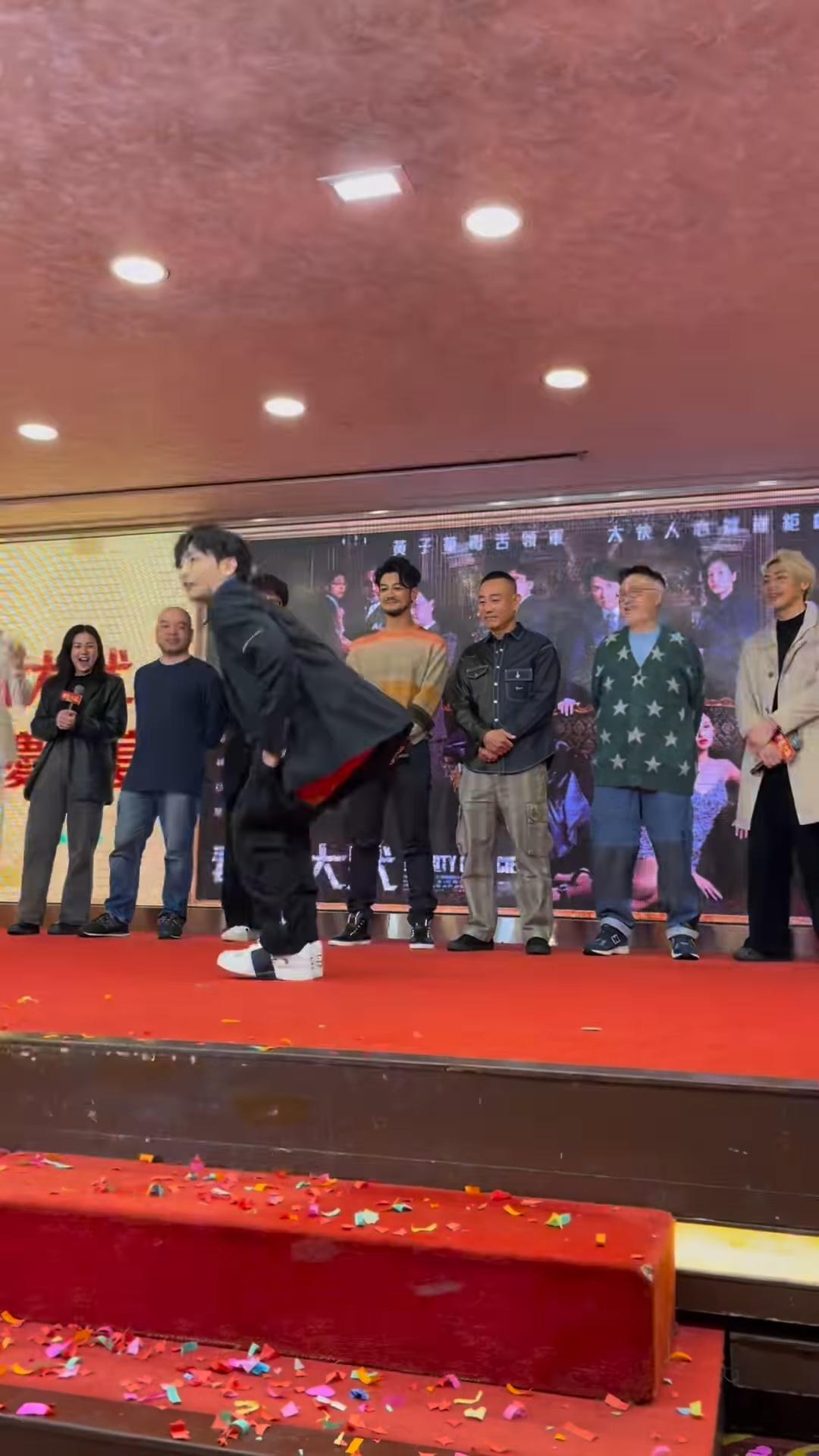 何啟華除褲「找數」露紅底。