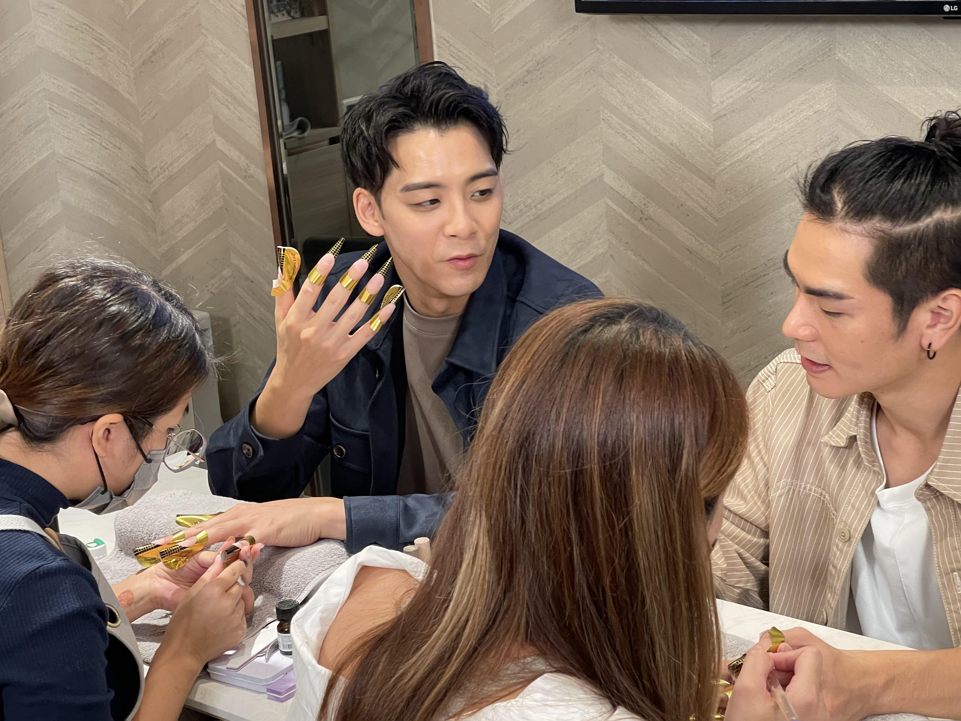 余德丞、王雍泰挑戰人生首次gel甲。