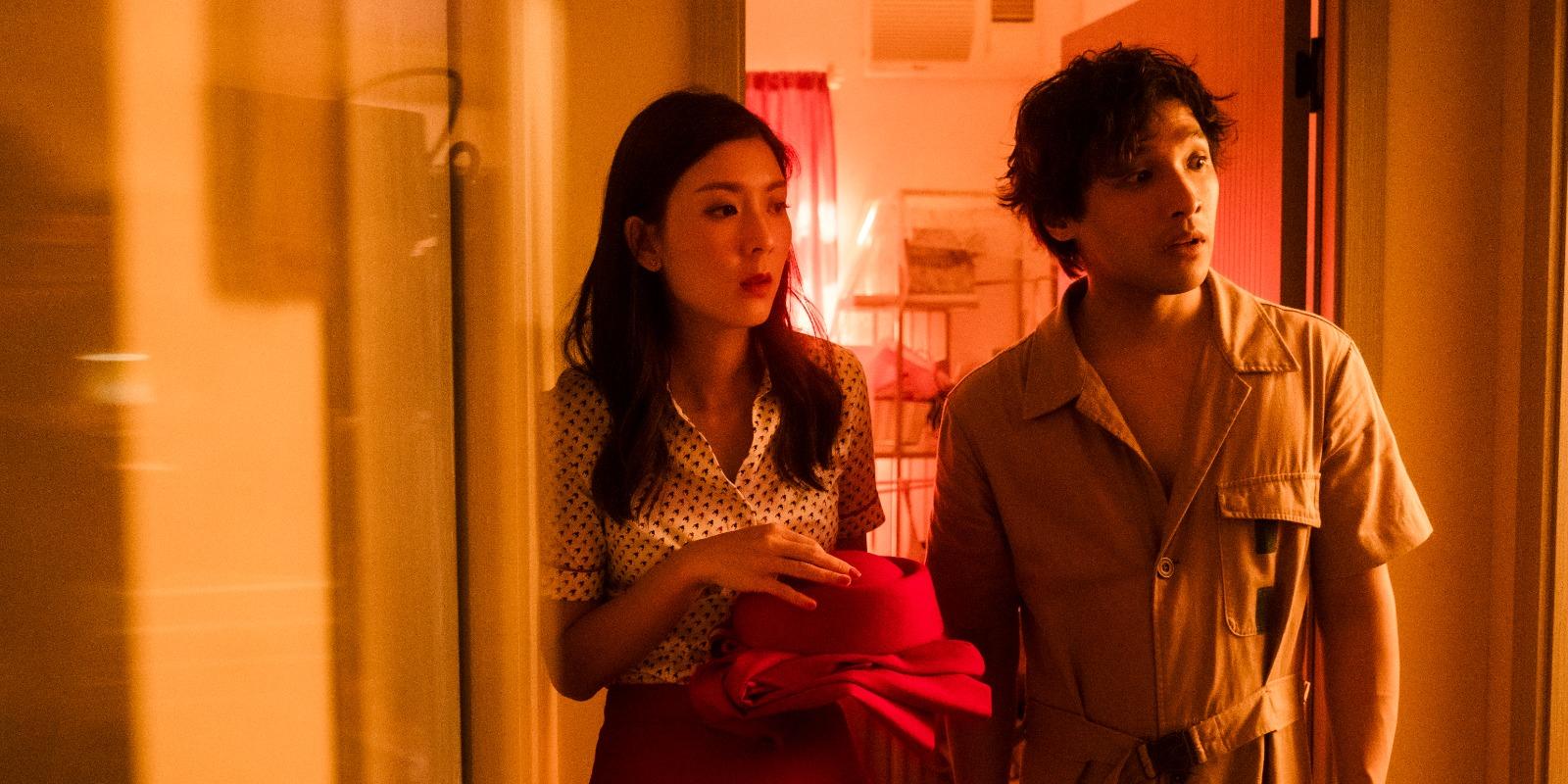 二人享受夫妻情趣卻被家人撞破。