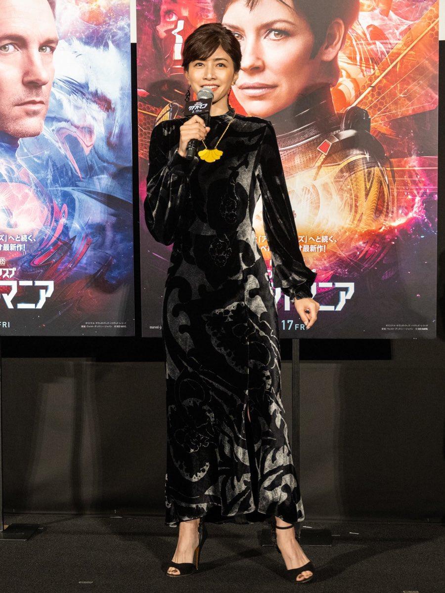 內田有紀穿貼身裙凸顯線條美,身材弗爆。