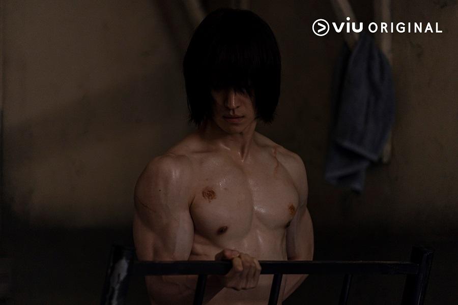 原本鋼條身形的李帝勳練得一身肌肉,堪比變形俠醫。(《模範的士2》劇照)