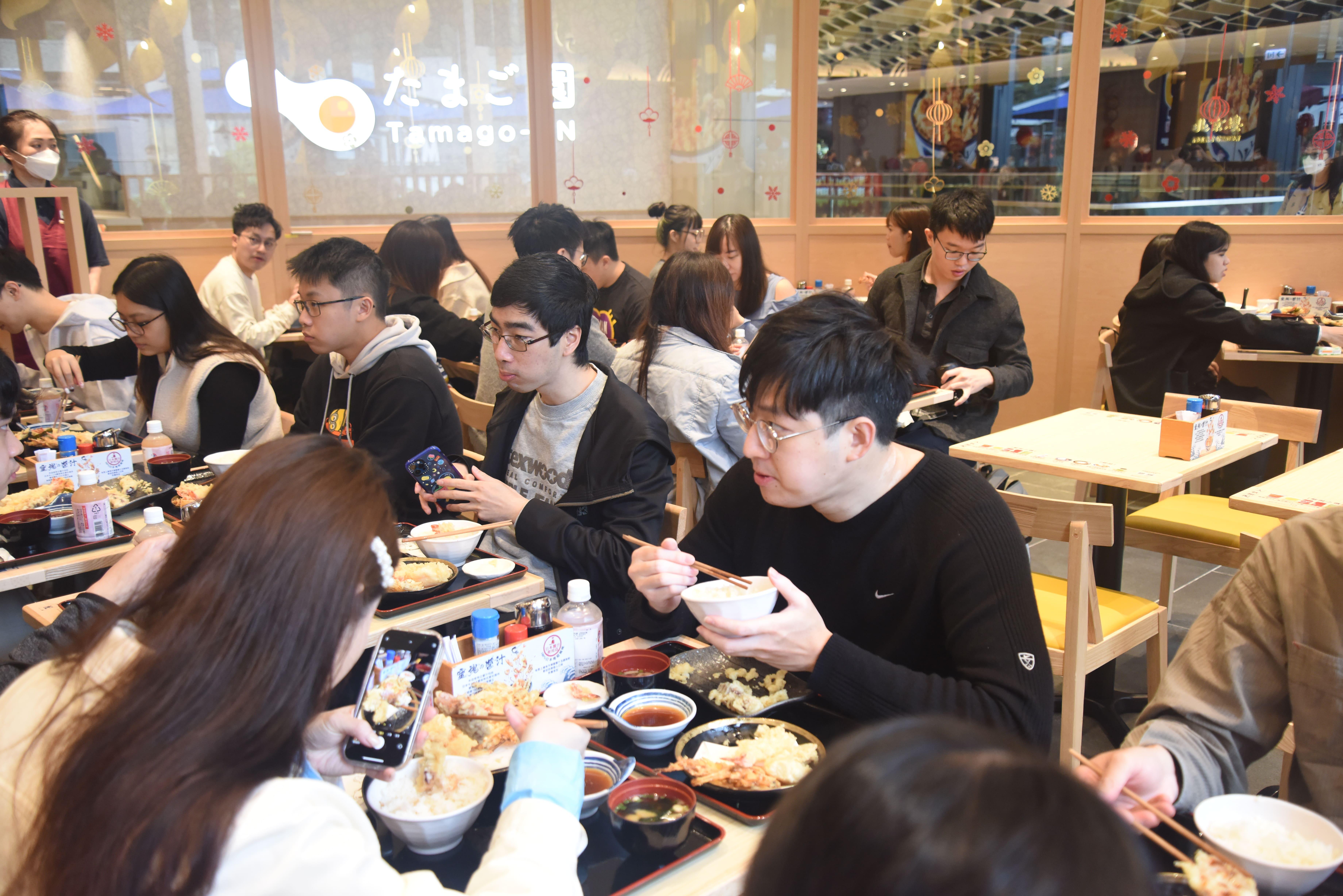 台下觀眾試食最新「青森の特盛」丼飯。