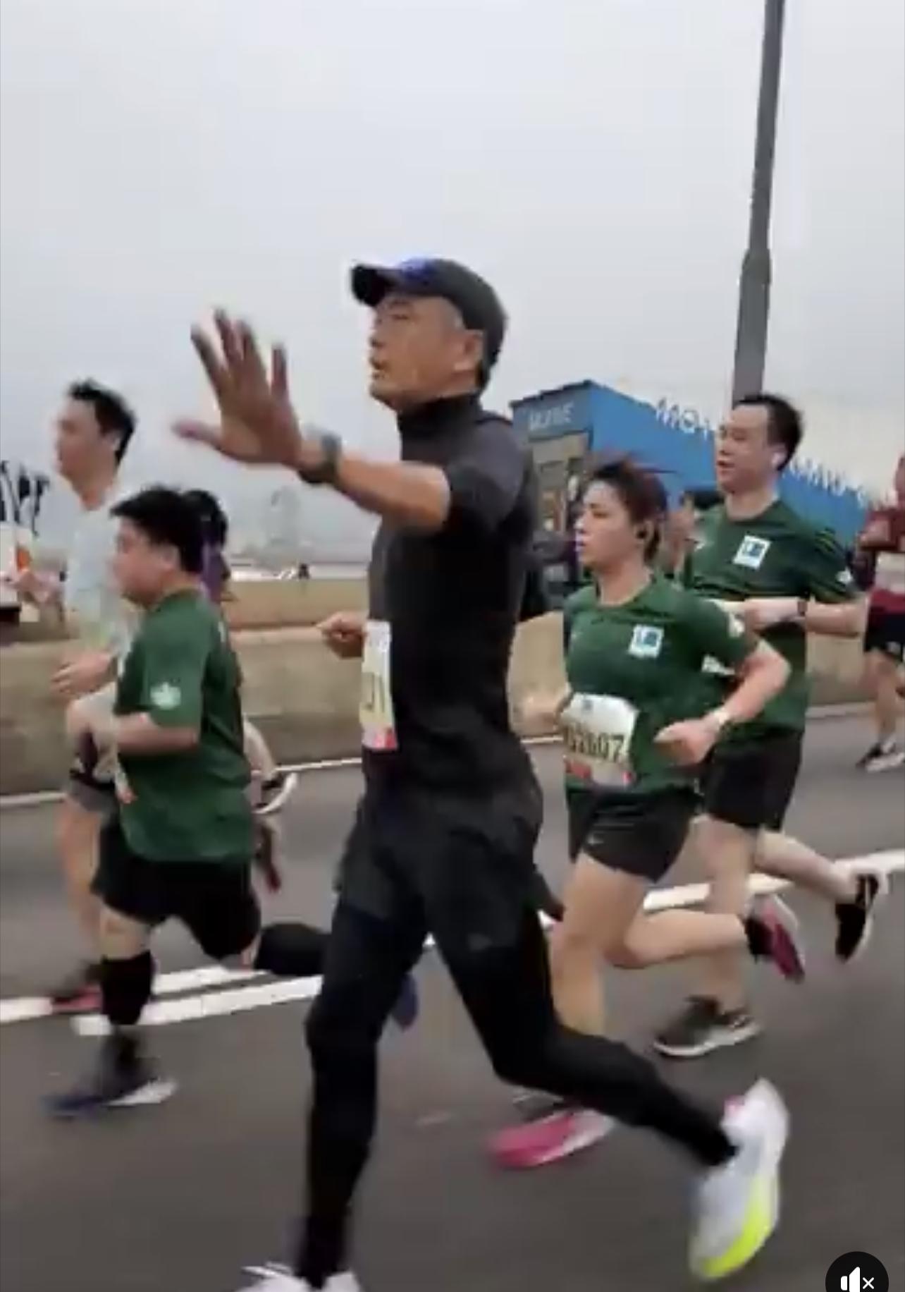 周潤發非常親民,沿途邊跑邊跟市民打招呼。