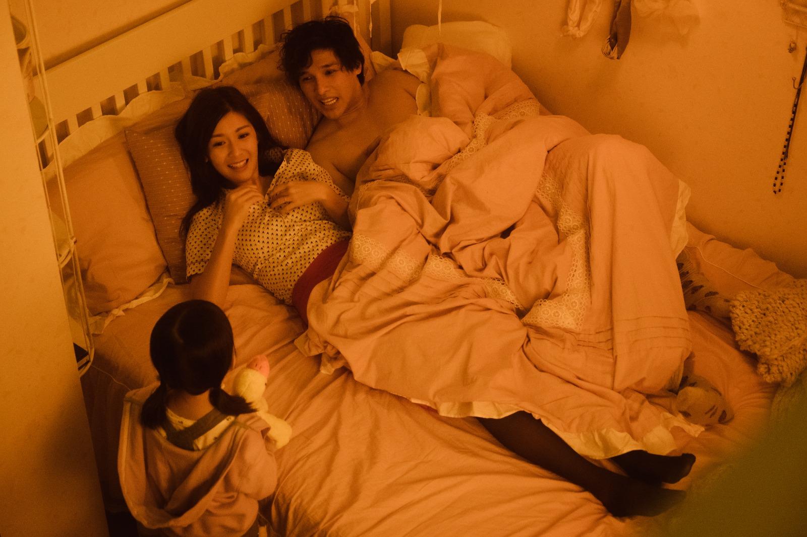 二人享受夫妻情趣卻被家人撞破。