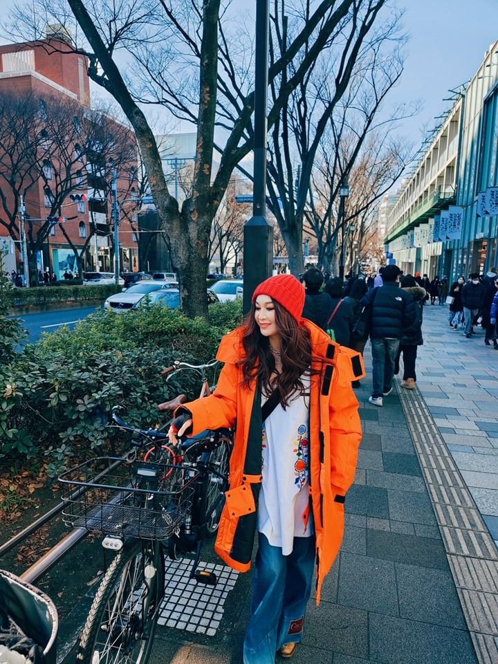 溫碧霞跟老公Kenny及家人日前起程到日本度新歲。