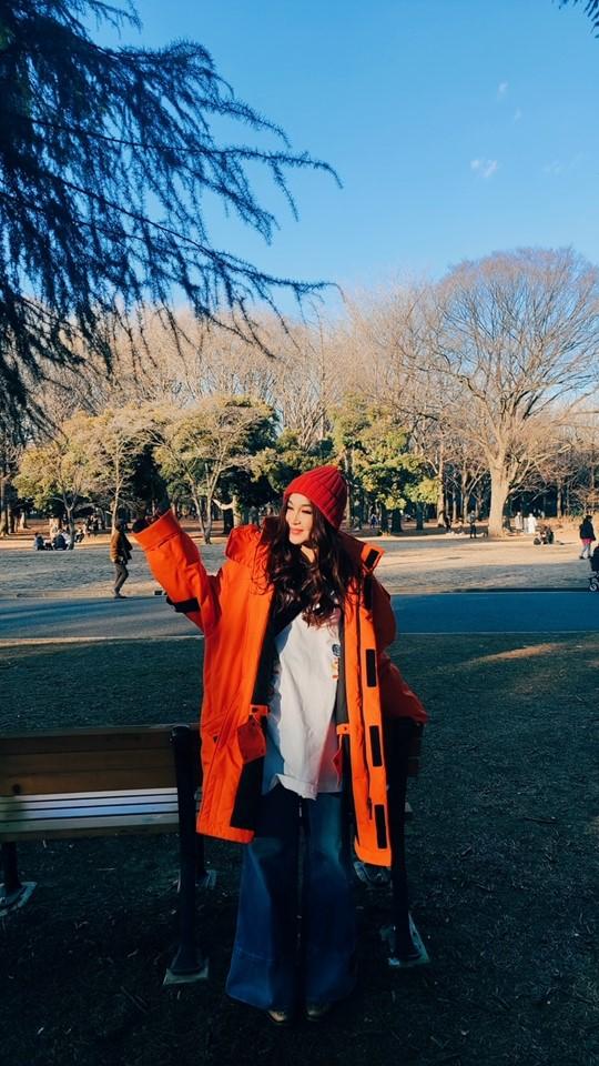 溫碧霞跟老公Kenny及家人日前起程到日本度新歲。