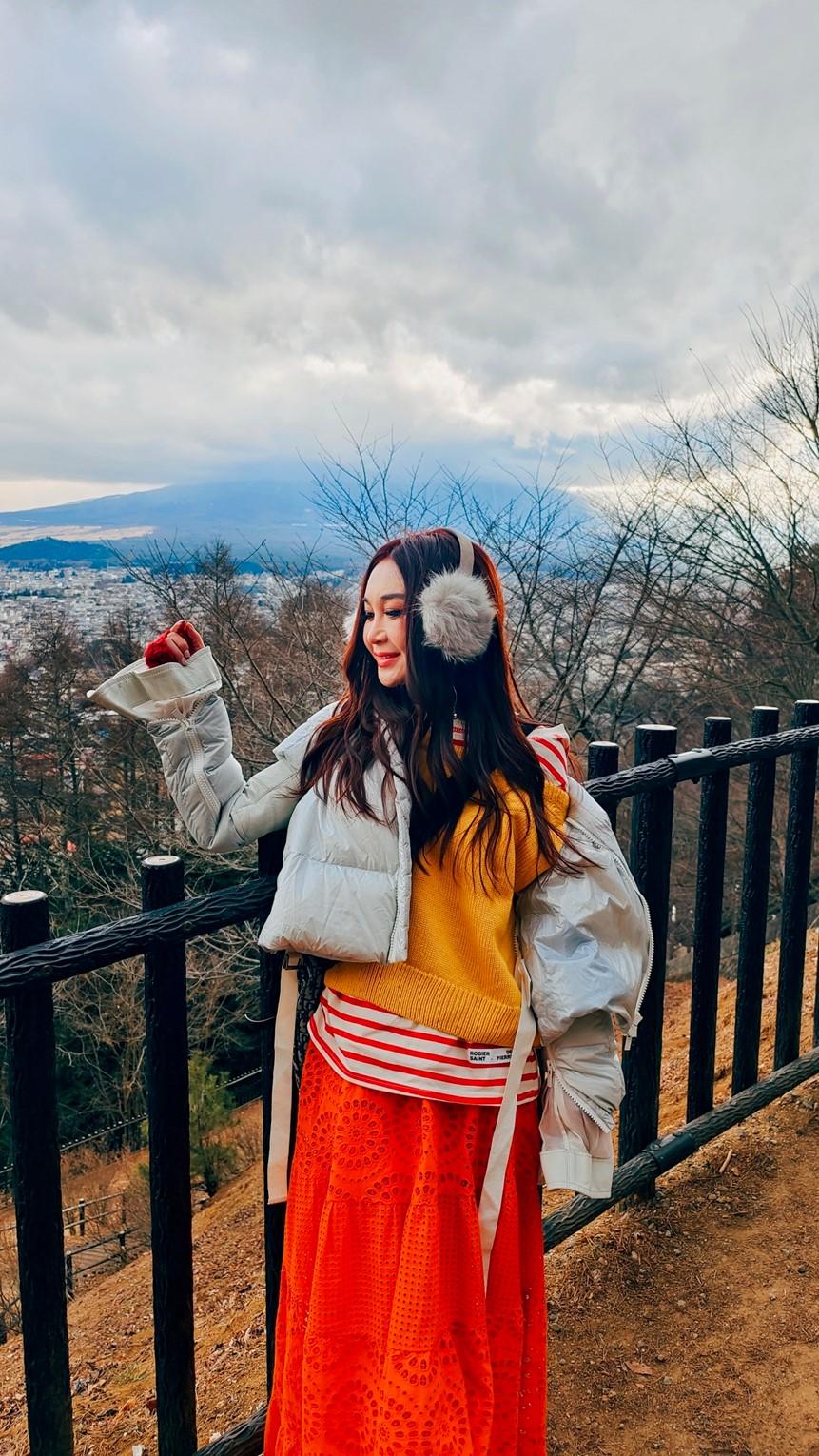 溫碧霞跟老公Kenny及家人日前起程到日本度新歲。