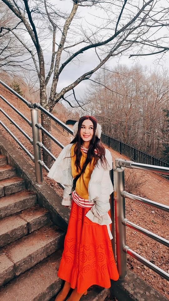 溫碧霞跟老公Kenny及家人日前起程到日本度新歲。