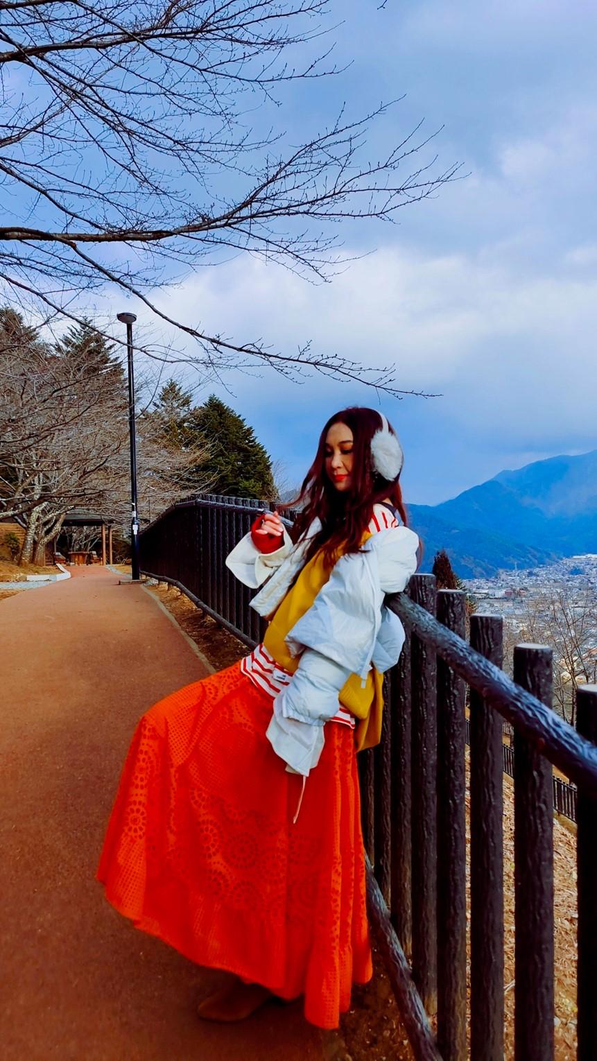 溫碧霞跟老公Kenny及家人日前起程到日本度新歲。