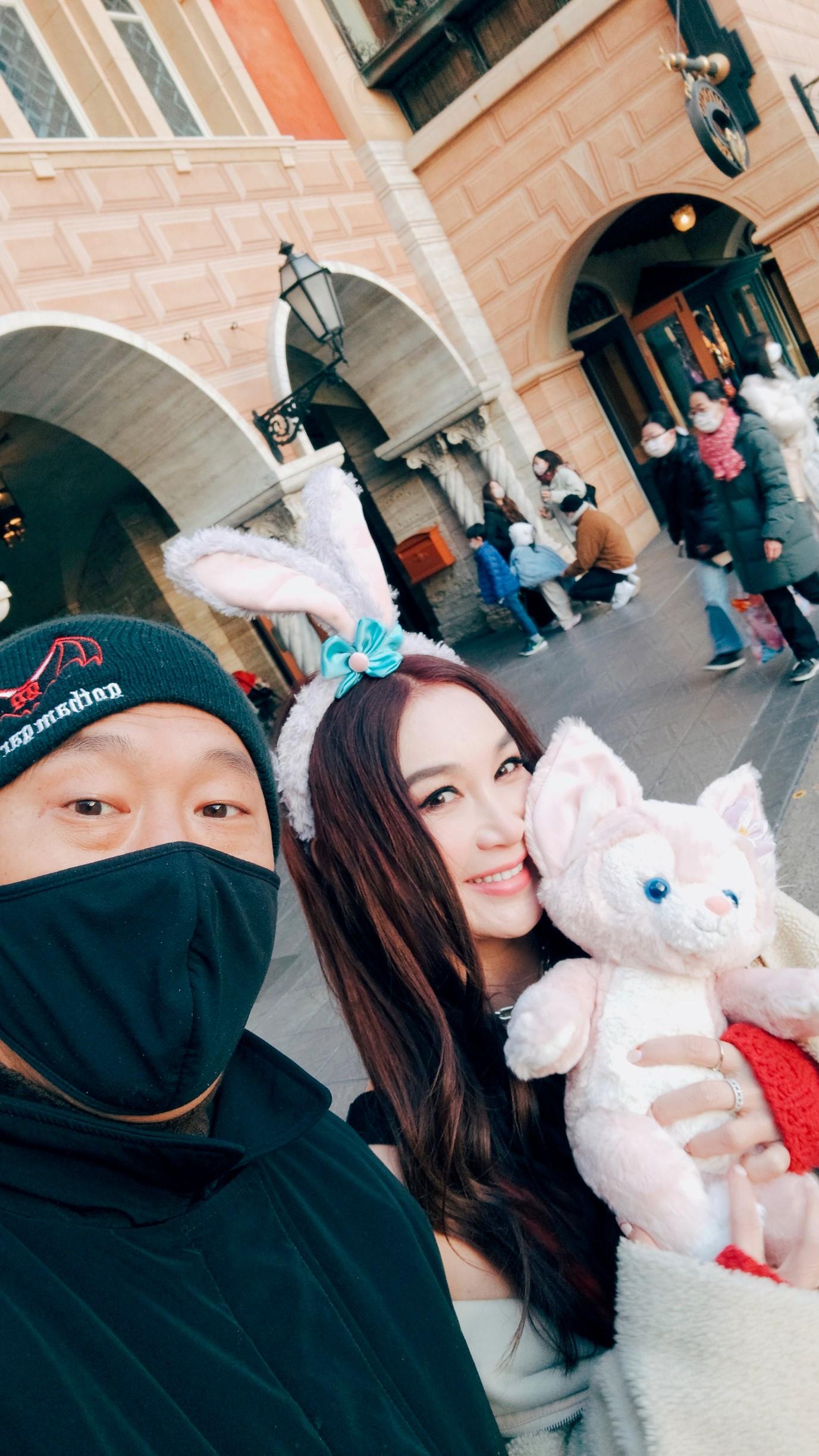 Irene的日本之旅第一站就是前往東京的迪士尼,與老公在樂園內甜蜜合照。