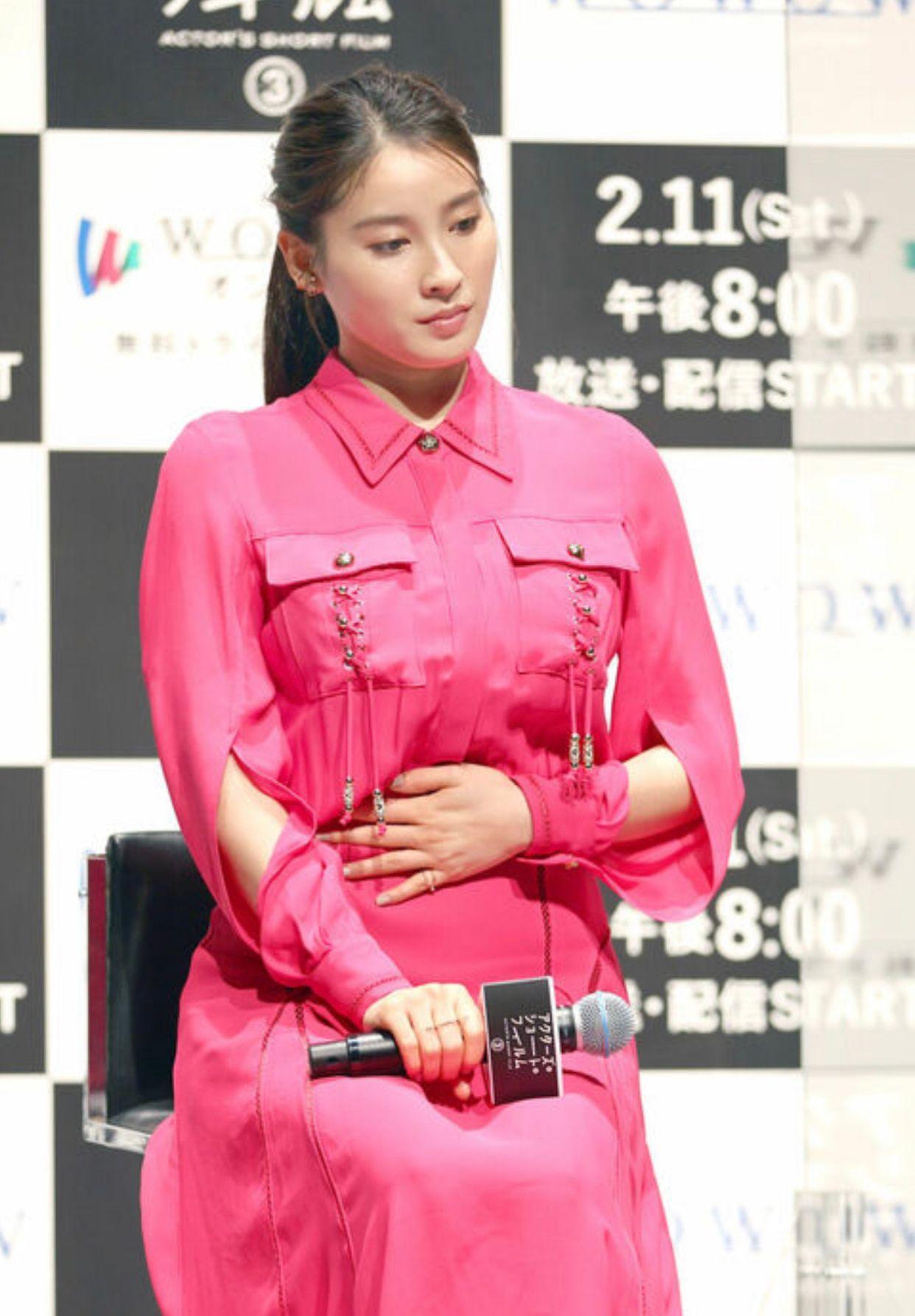 土屋太鳳雖然未見孕味及尚未見肚,但就不自覺地自摸腹部。