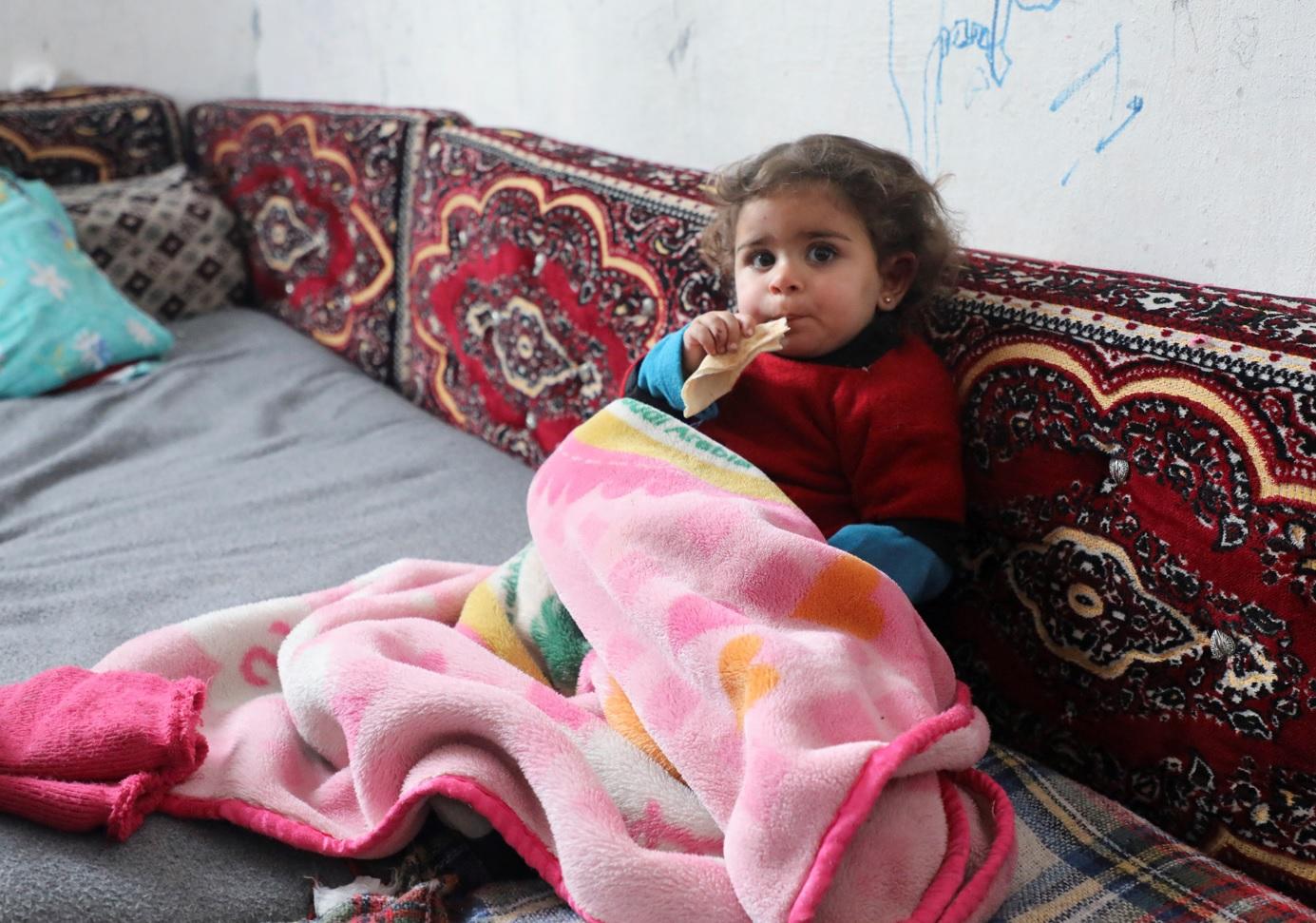 1歲半的伊斯梅爾在地震中僥倖獲救。(路透社)