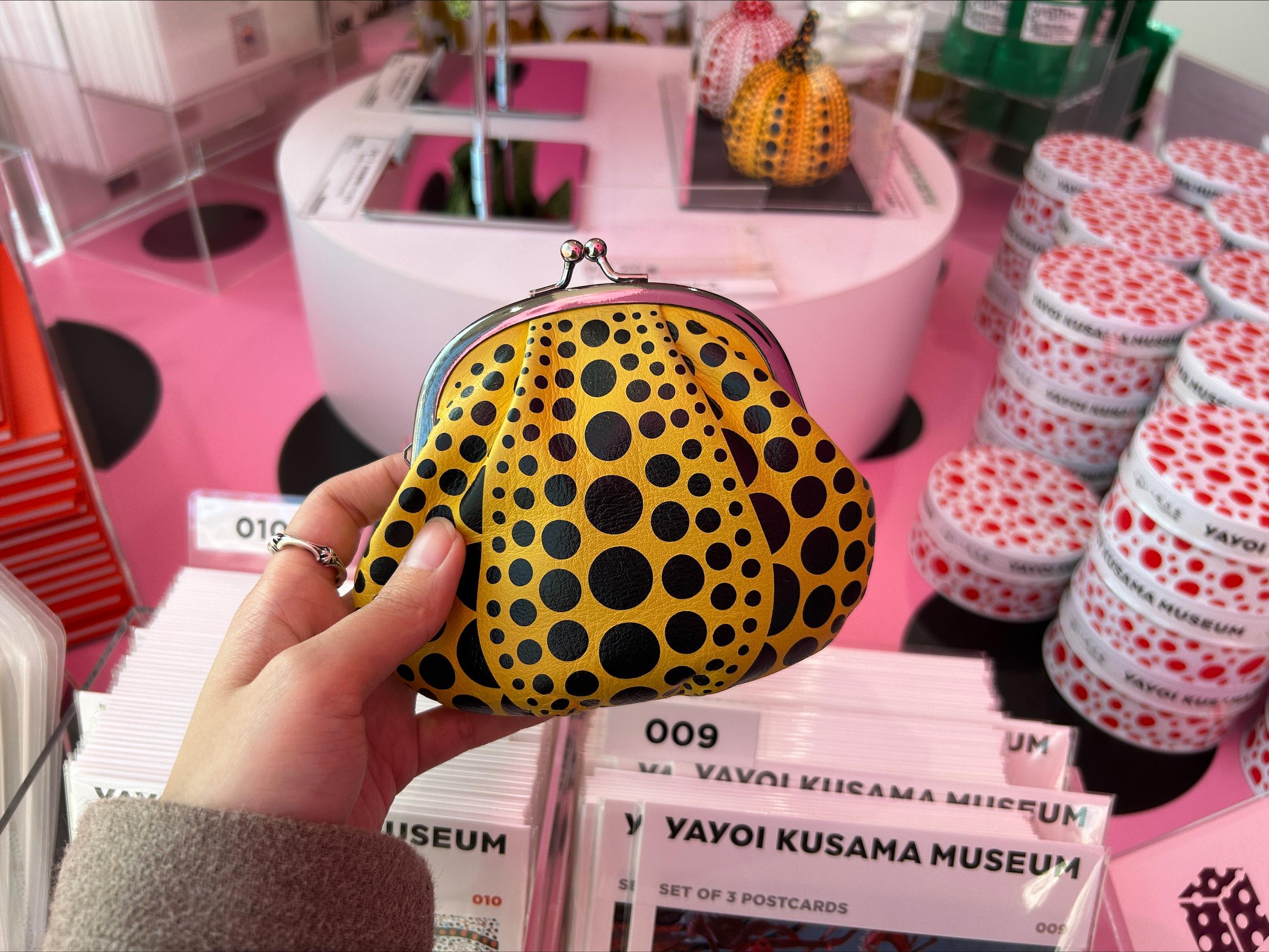 美術館亦有紀念精品店,賣草間彌生的畫冊書籍和精品擺設,有不少更是限定商品,粉絲必定要收藏!