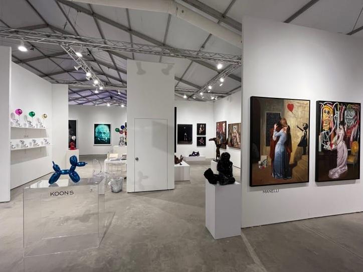 事發前的藝術展布置。(互聯網)