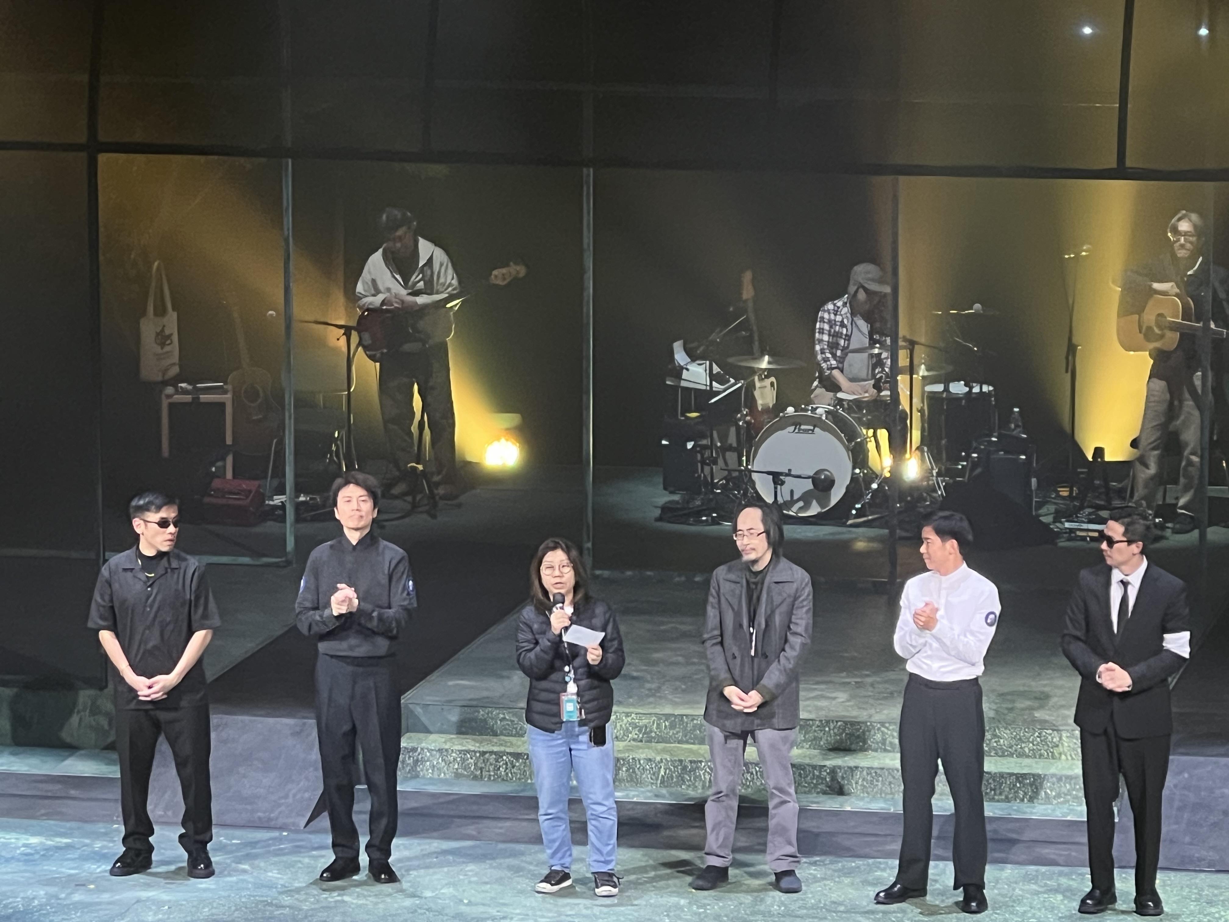 黃子華、林海峰合演的《愛我別走》舞台劇頭場結束很,齊齊謝票。