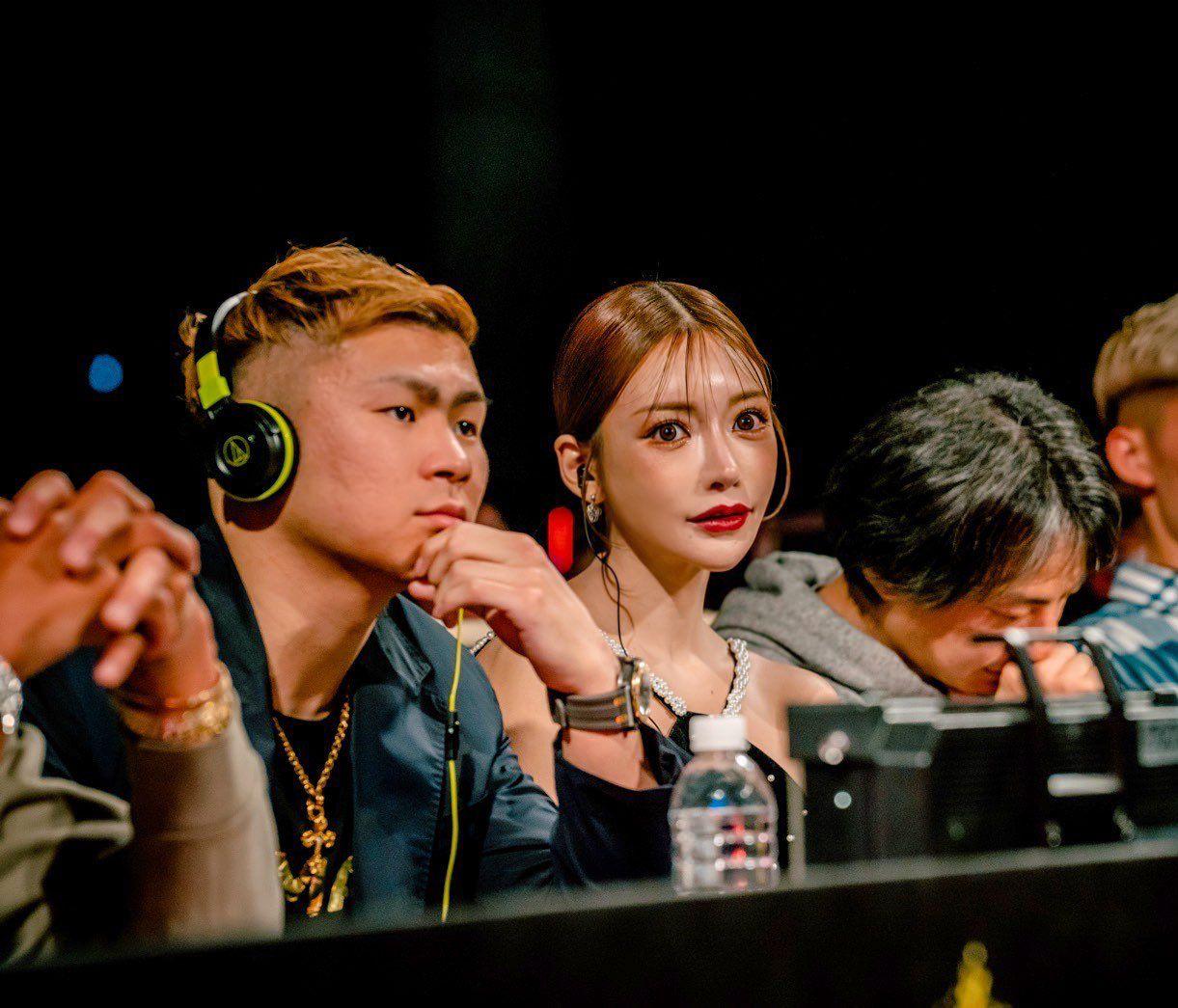 明日花綺羅獲安排坐在貴賓席觀賽。