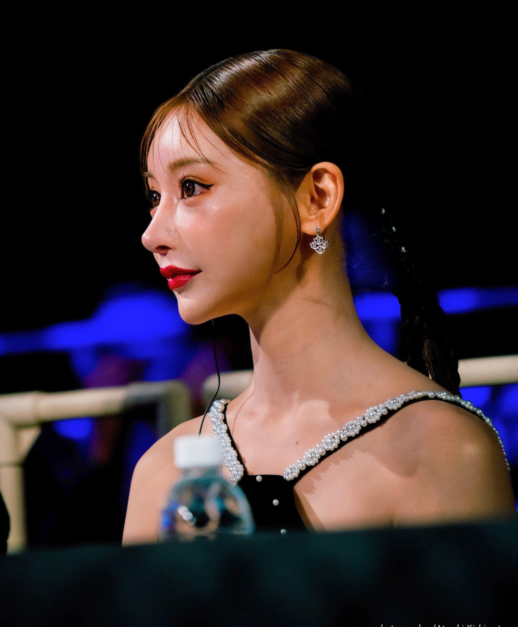 明日花被指激似AI技術製成的假人,引起討論。