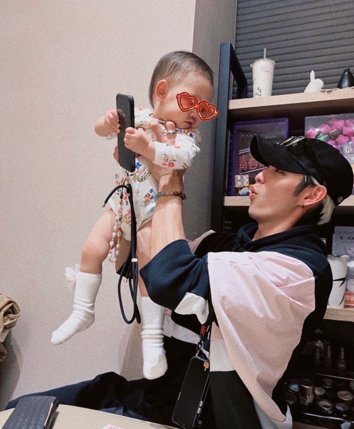 28歲的曹佑寧手上亦戴有同款手鍊。