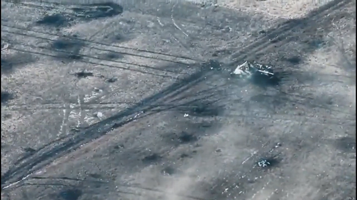 第1輛坦克駛過雷區。(影片截圖)