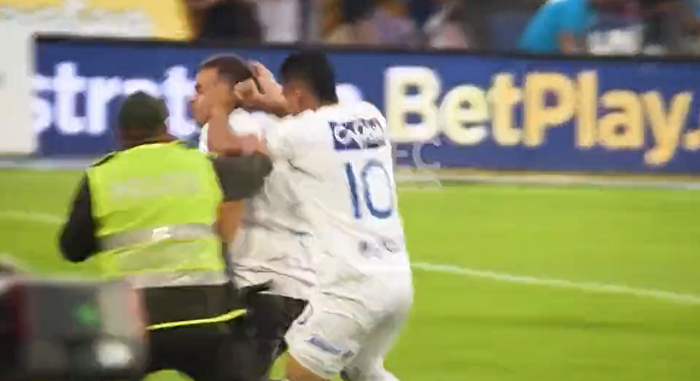 Daniel Catano上前反擊。(影片截圖)