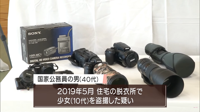 警方展示搜獲的攝影器材。(新聞截圖)