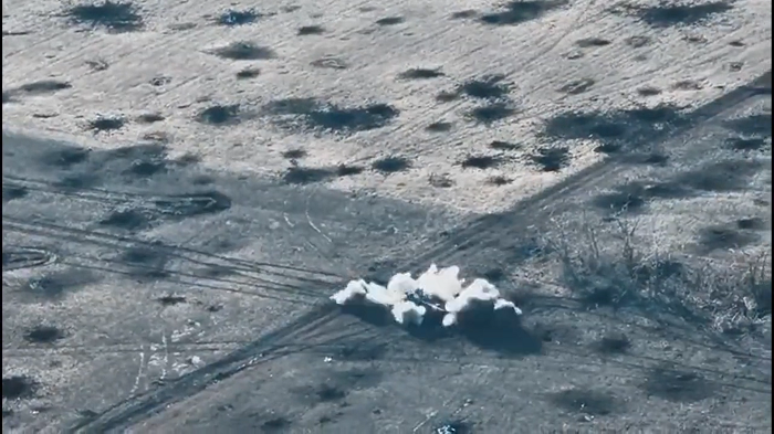 第2輛坦克亦被炸。(影片截圖)