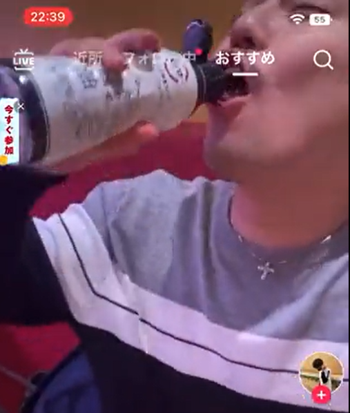 男子在壽司郎喝豉油,成為最新「壽司恐襲」片。(影片截圖)