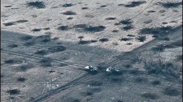 第2輛坦克仍舊向雷區前進。(影片截圖)