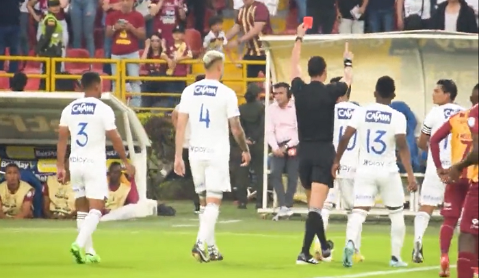 Daniel Catano被紅牌驅逐。(影片截圖)