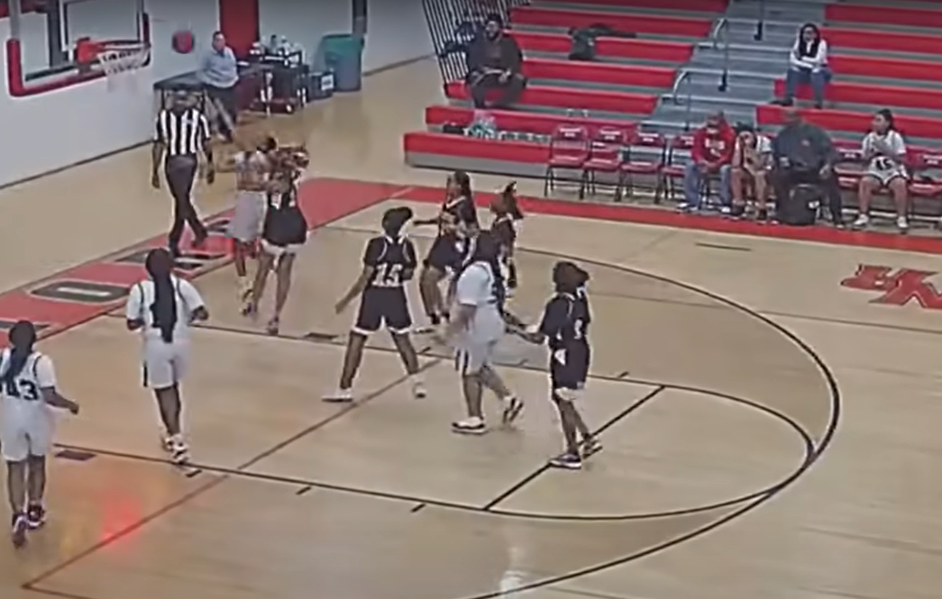 助教成功封阻對手上籃。(影片截圖)