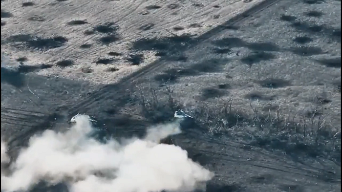 兩輛坦克被地雷炸毀。(影片截圖)