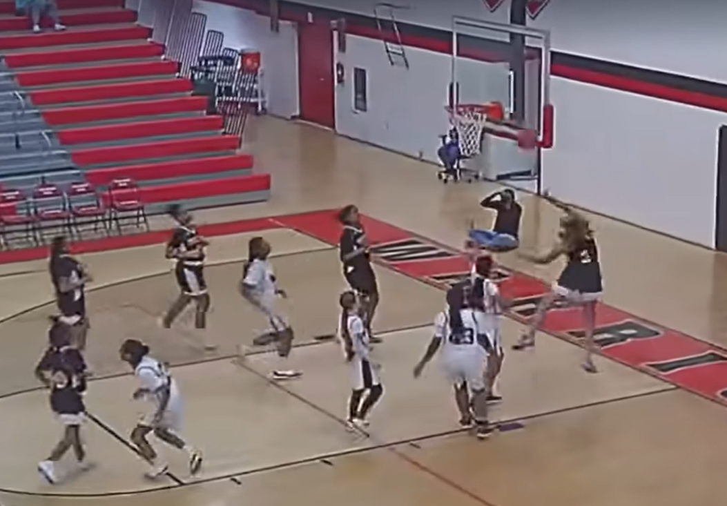 助教利用優勢剷籃得分。(影片截圖)